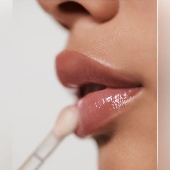 La Mer The Lip Volumizer Sheer Soft Pink - Picture 3 of 4